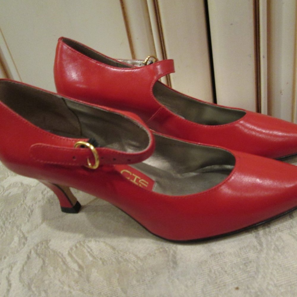 DOLCIS women's red Mary Jane shoes Sz 5